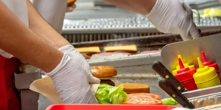 Казахстанский Burger King уличили в нарушении норм охраны труда