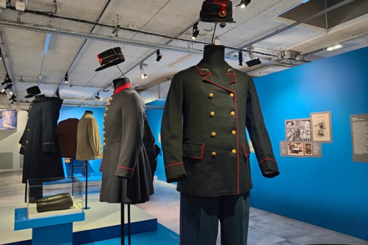 Историческая выставка почтовой униформы открылась в Париже