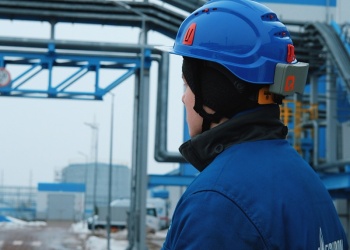 «Газпром СПГ Портовая» запустил проект «Умная каска»