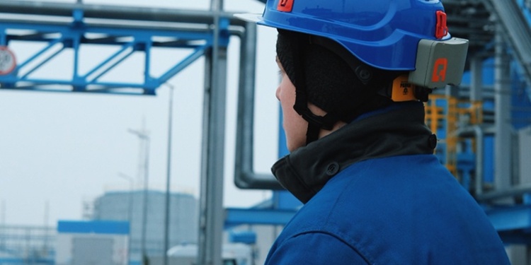 «Газпром СПГ Портовая» запустил проект «Умная каска»