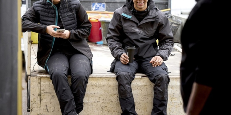 Makita запускает продажи линейки рабочей одежды «с головы до ног»