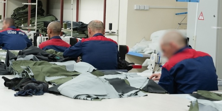 Российские компании все чаще размещают заказы на пошив спецодежды в колониях