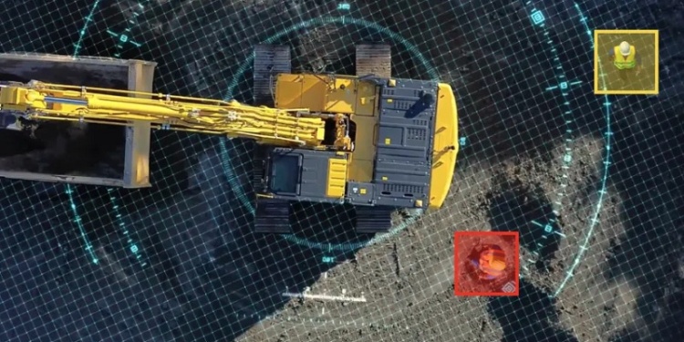 Komatsu начал оснащать экскаваторы системой обнаружения человека