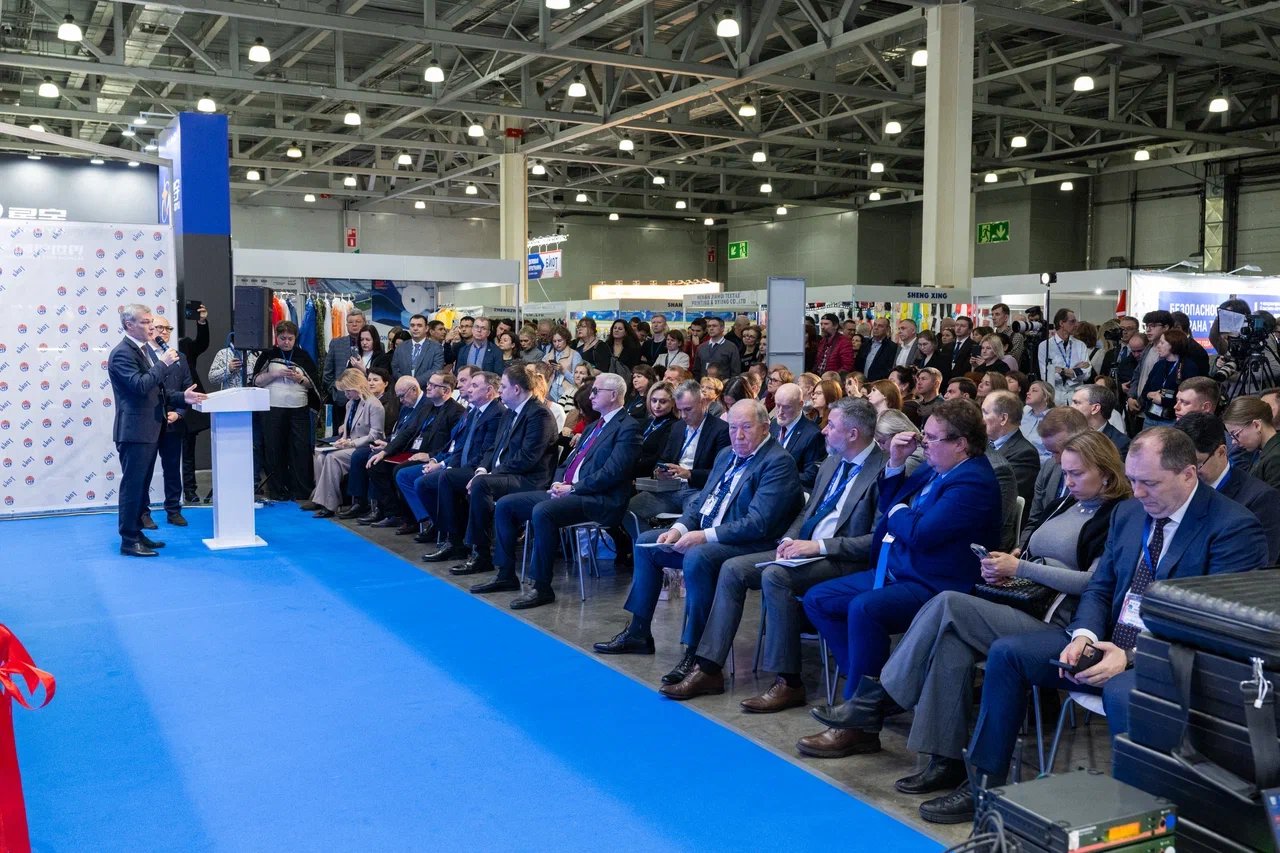 Пленарная сессия на выставке БИОТ 2025: выступающий у трибуны и зал слушателей